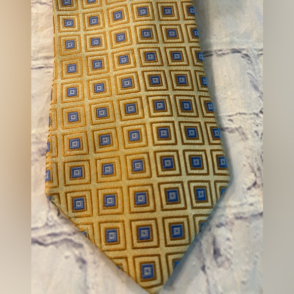 NORDSTROM YELLOW GOLD BLUE SQUARES SMARTCARE 100% SILK USA MADE MENS TIE - Picture 2 of 7